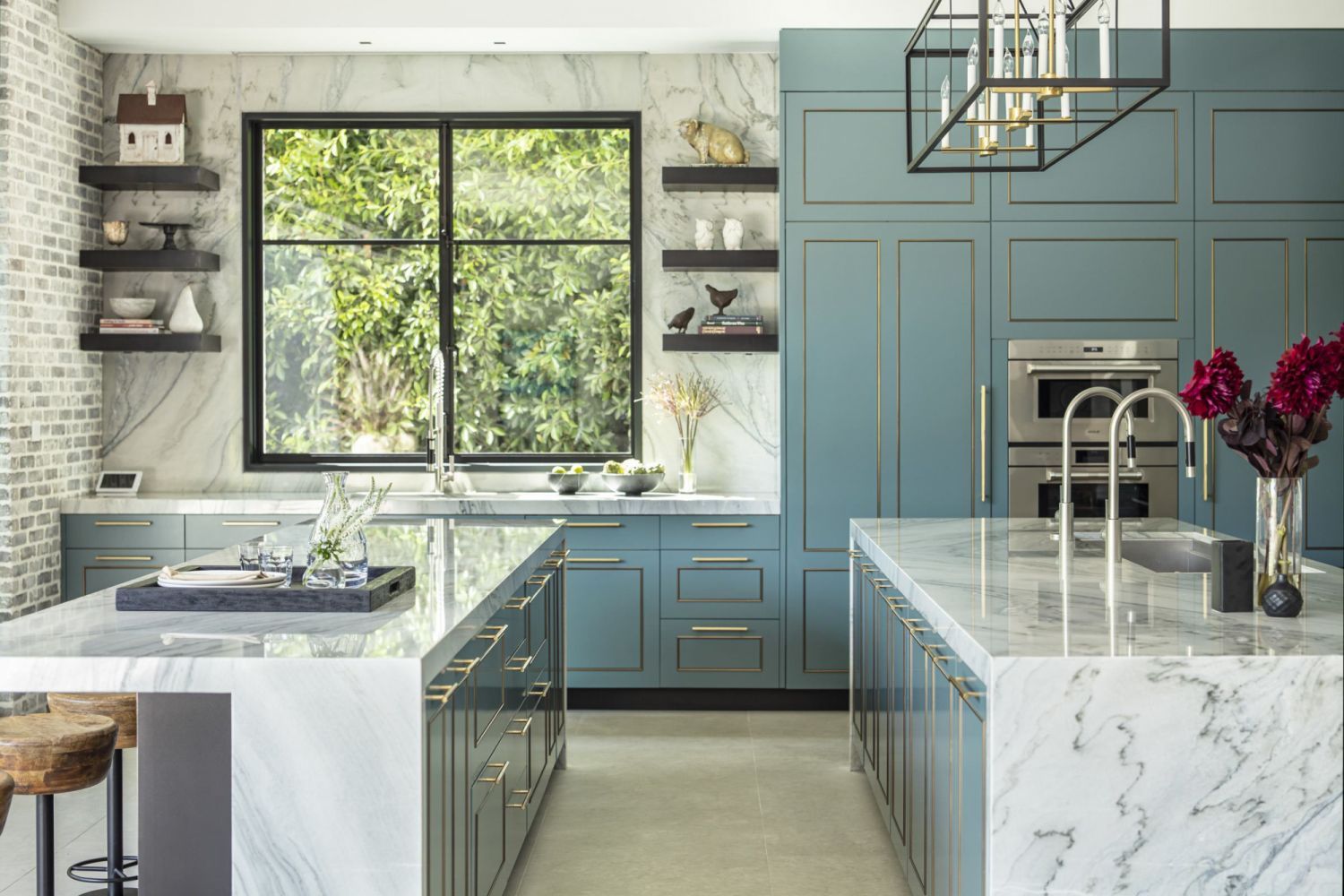 The spacious, dual-island kitchen (Photo: Manolo Langis)