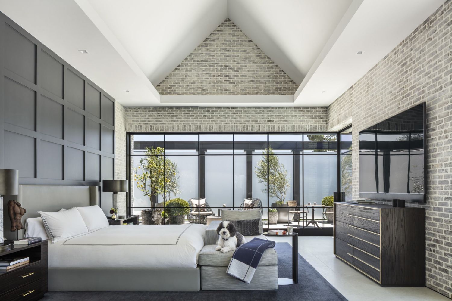 The master bedroom features a striking vaulted ceiling (Photo: Manolo Langis)