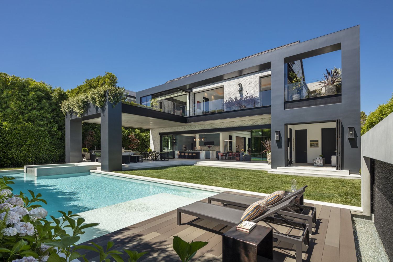 The façade of stainless-steel cube embedded in traditional brick (Photo: Manolo Langis)