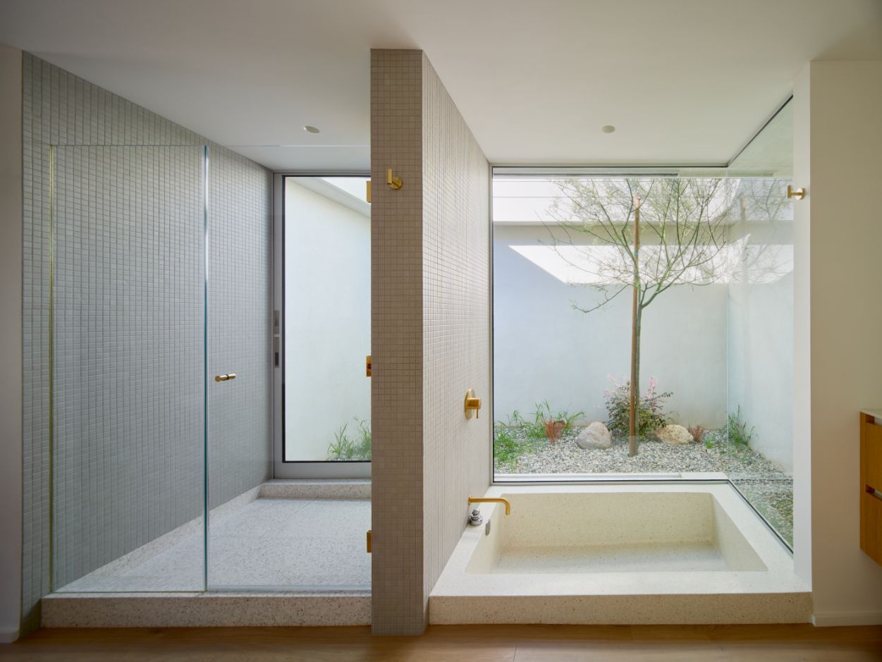 The primary bathroom blurs the lines between indoors and out (Photo: Brandon Shigeta)