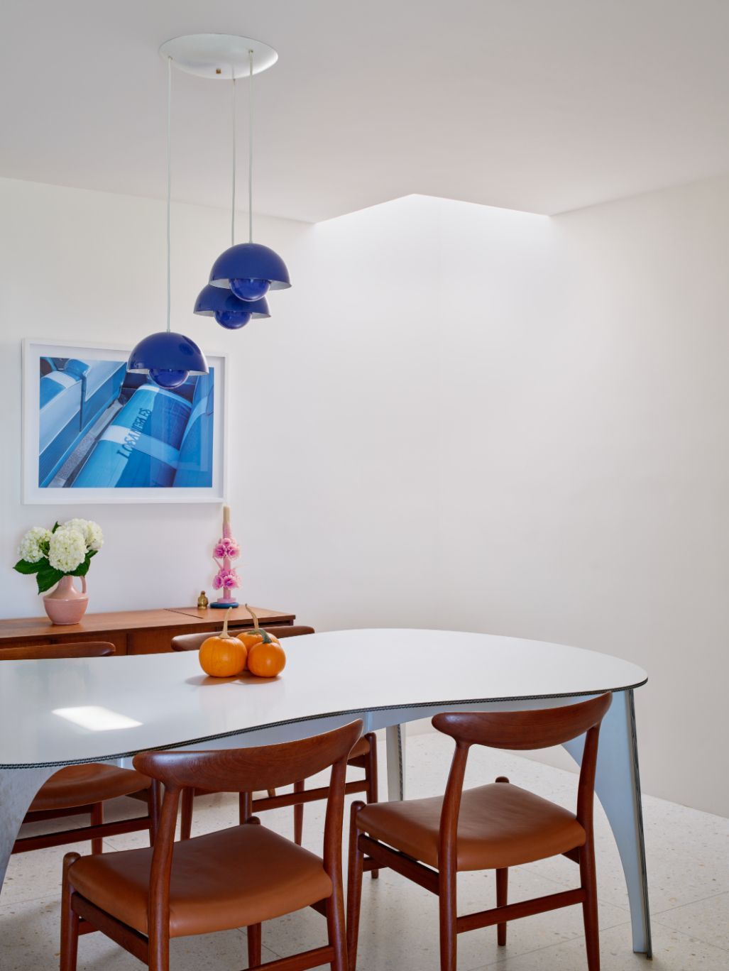 The dining space with hints of cobalt blue (Photo: Brandon Shigeta)