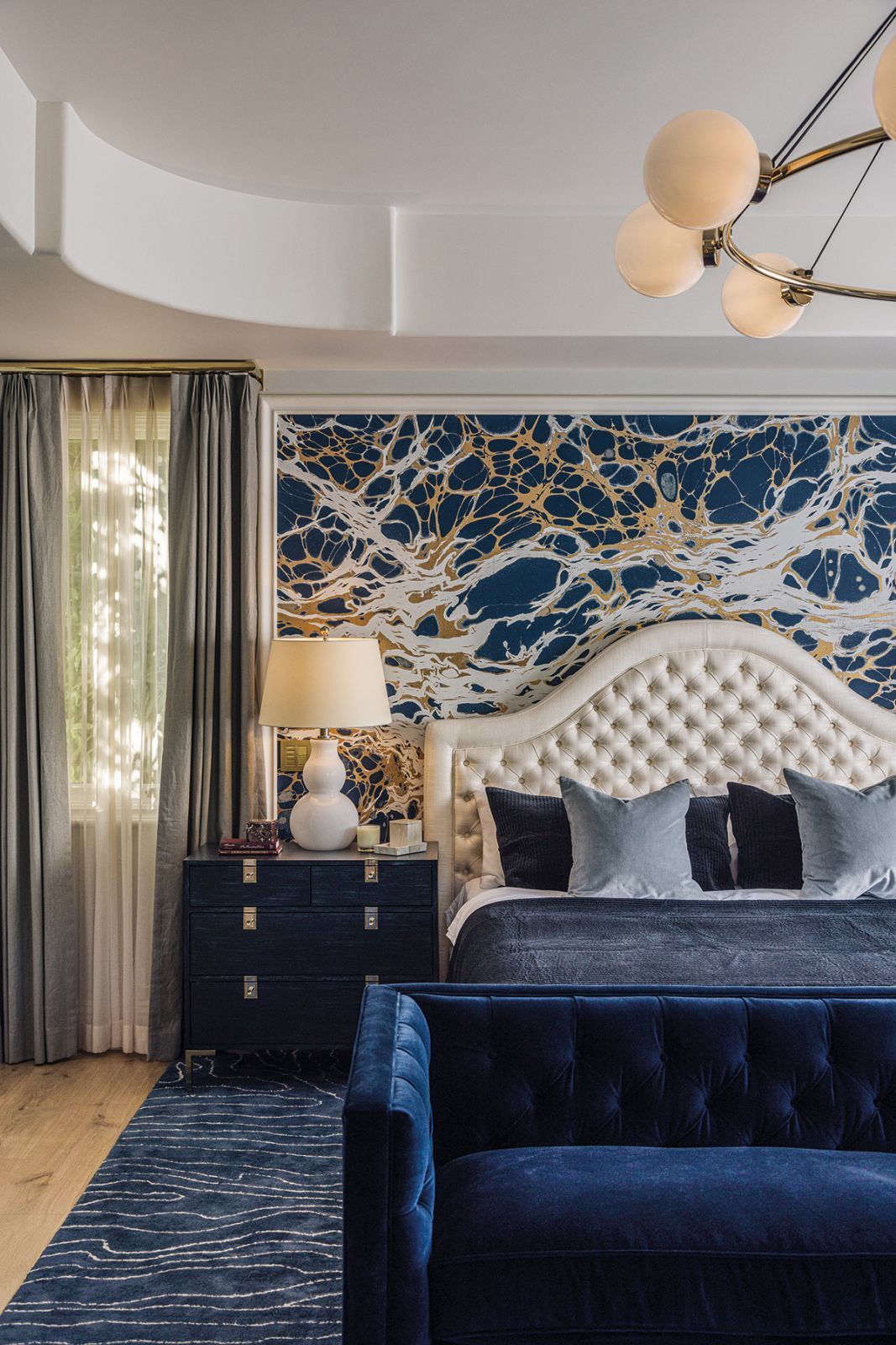 Blue hues lend a regal air to the guest room (Photo: Pablo Enriquez)