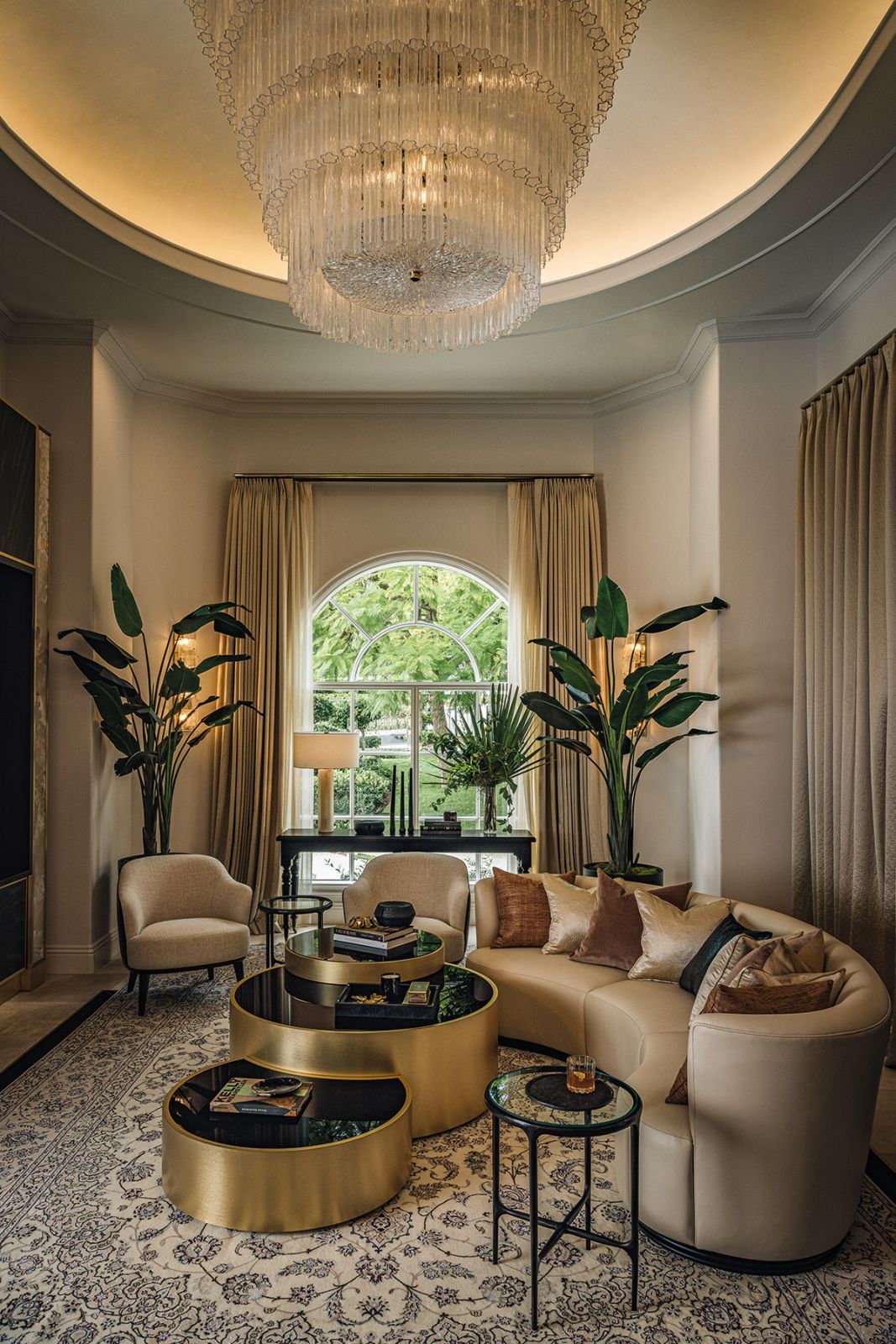 The alluring living room with modular stacking table and chandelier (Photo: Pablo Enriquez)