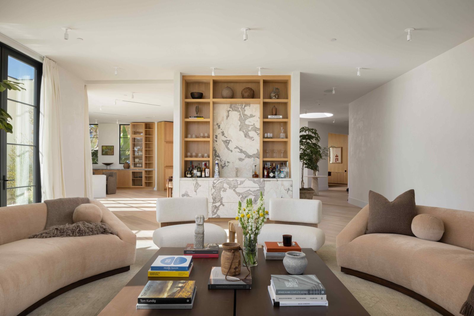 The living room with a Calacatta Archipelago and oak bar area (Photo: Sam Frost)