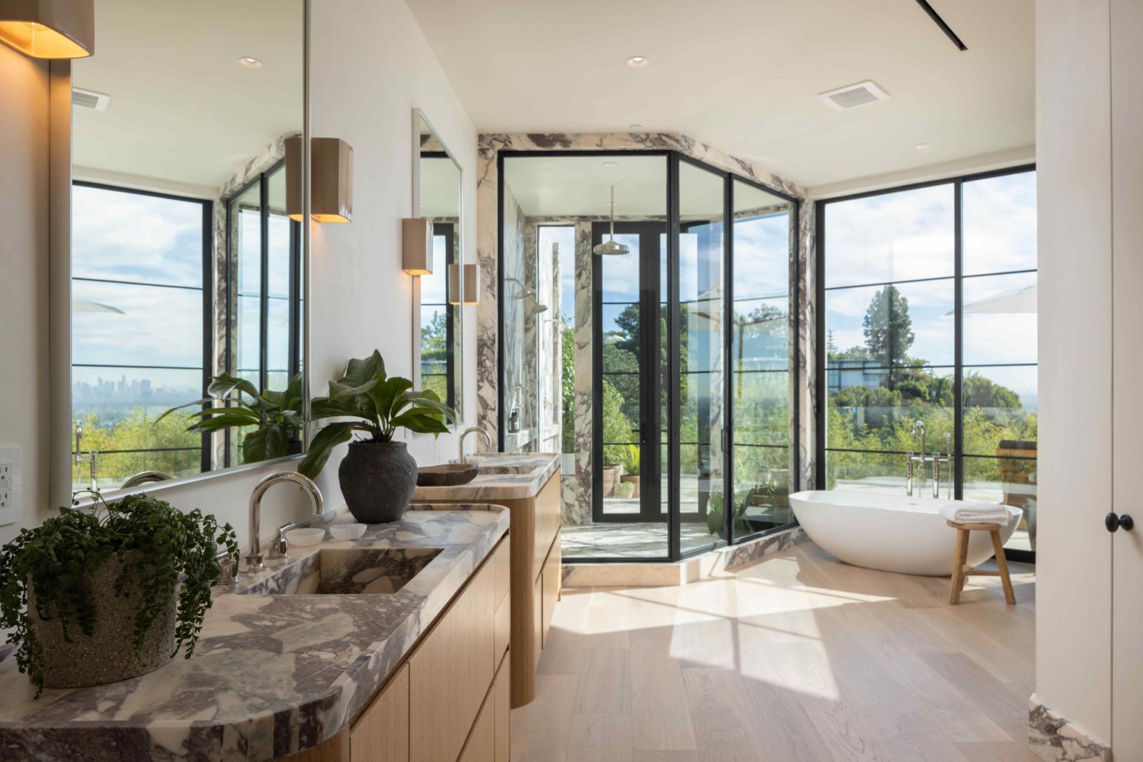 The main bathroom with his and her sinks (Photo: Sam Frost)