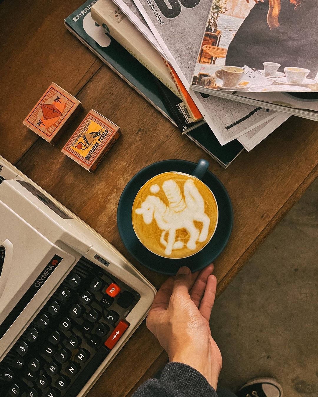 Latte art at Pucks (Photo: Instagram / @pucksandfriends)