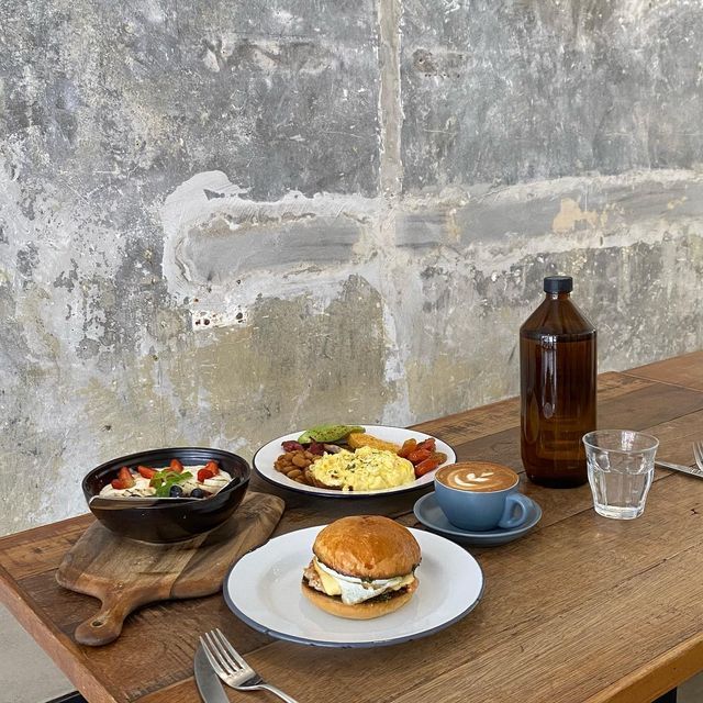 A brunch spread at Lokl Coffee Co (Photo: Instagram / @loklcoffee)