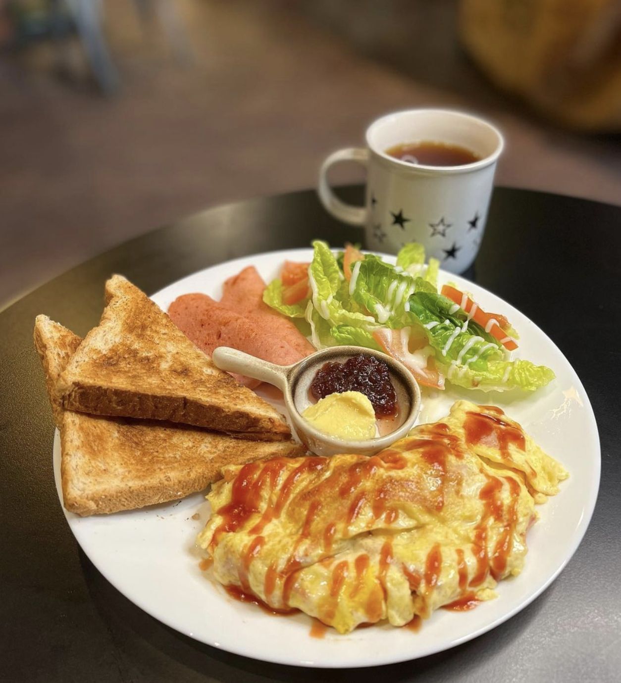 Breakfast plate (Photo: Instagram / @octobercoffeegaya)