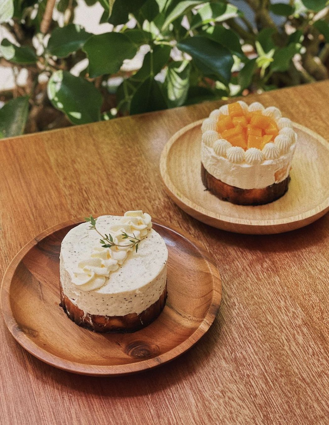 Earl gray & honey gateaux and mango & peach gateaux (Photo: Instagram / @brownfoxcafekk)