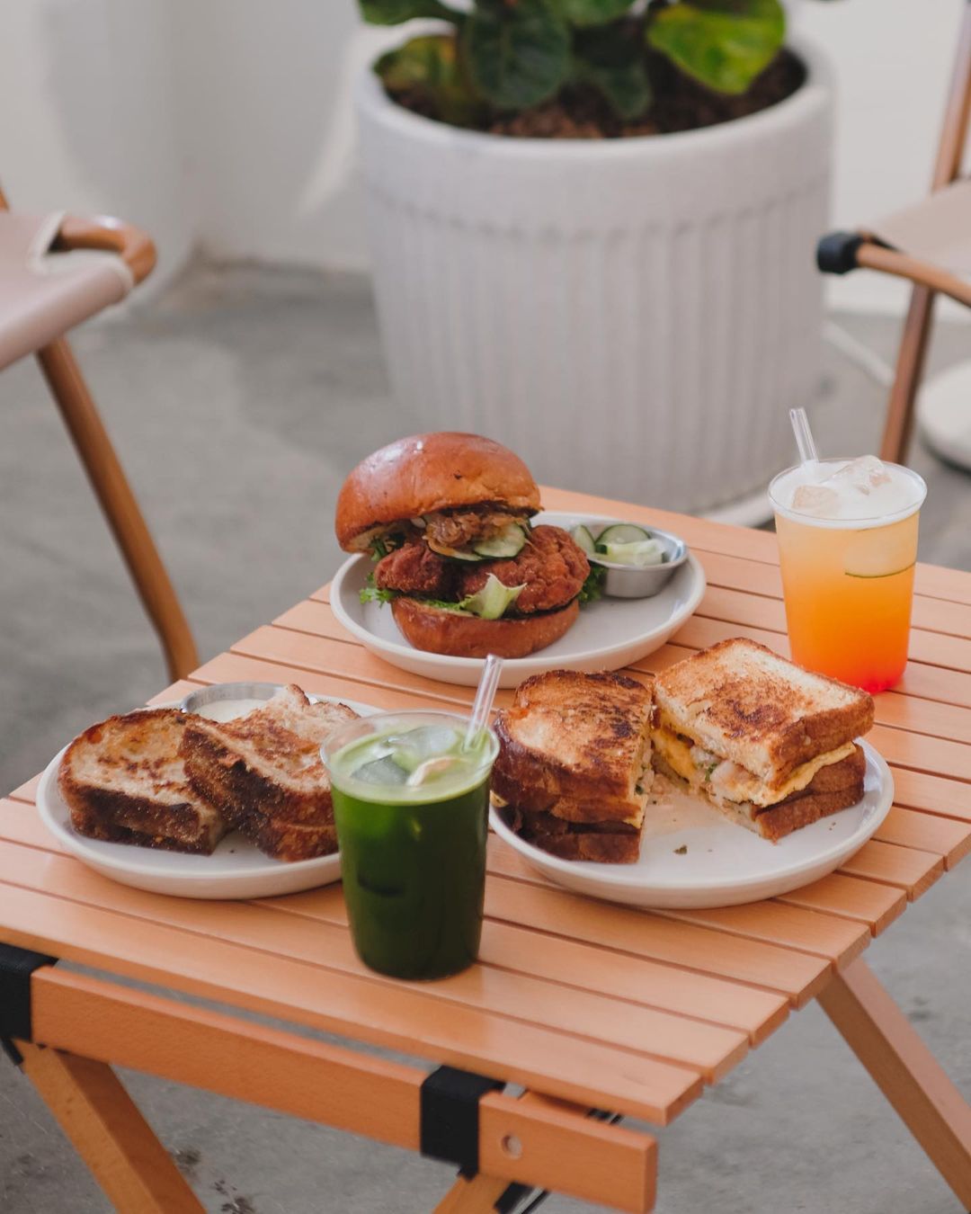 A spread of sandwiches and curated drinks at Niju Coffee Hub (Photo: Instagram / @nijucoffeehub)