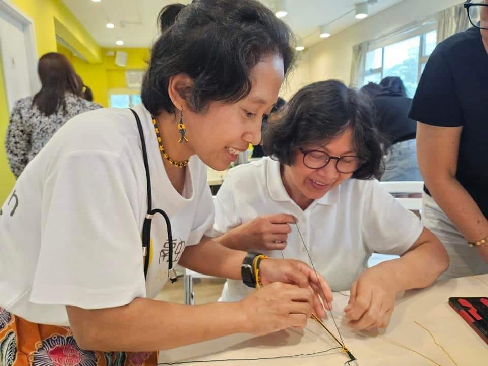 Participants in Sunflower group workshops craft bracelets or keychains while learning about topics such as employment and pregnancy rights (Photo: courtesy of Yayuk Ismiati)