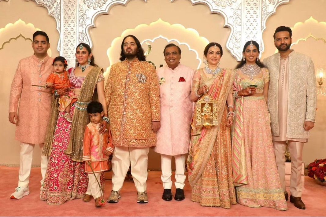 At the main event of the Ambani wedding, the whole family wore Abu Jani Sandeep Khosla couture (Photo: Instagram / @abujanisandeepkhosla)