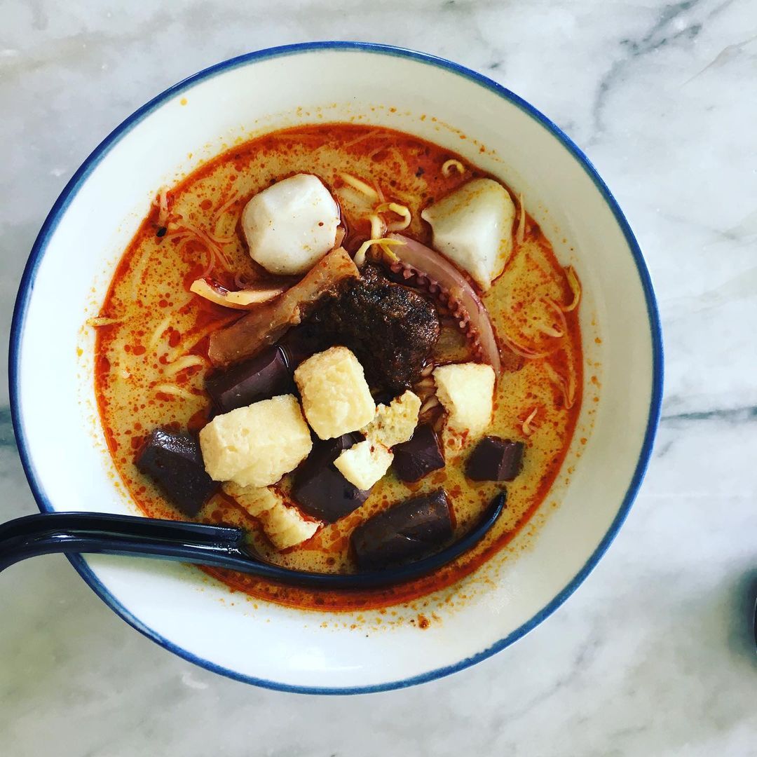 A bowl of curry mee with all the extras including squid and pig's blood curds (Photo: Instagram / @kristaredbox)