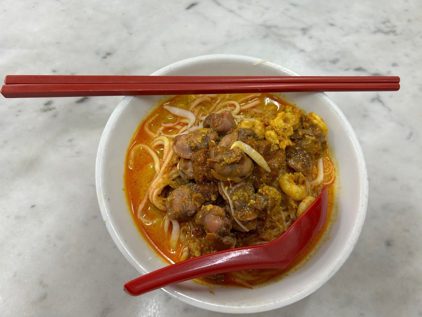 The curry mee at Kedai Kopi Hua Nam is loaded with cockles (Photo: YH Chen/Google Reviews)