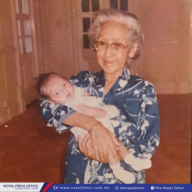 Permaisuri of Johor’s grandmother cradling Tunku Mahkota Johor. (Photo: The Royal Johor/Facebook)