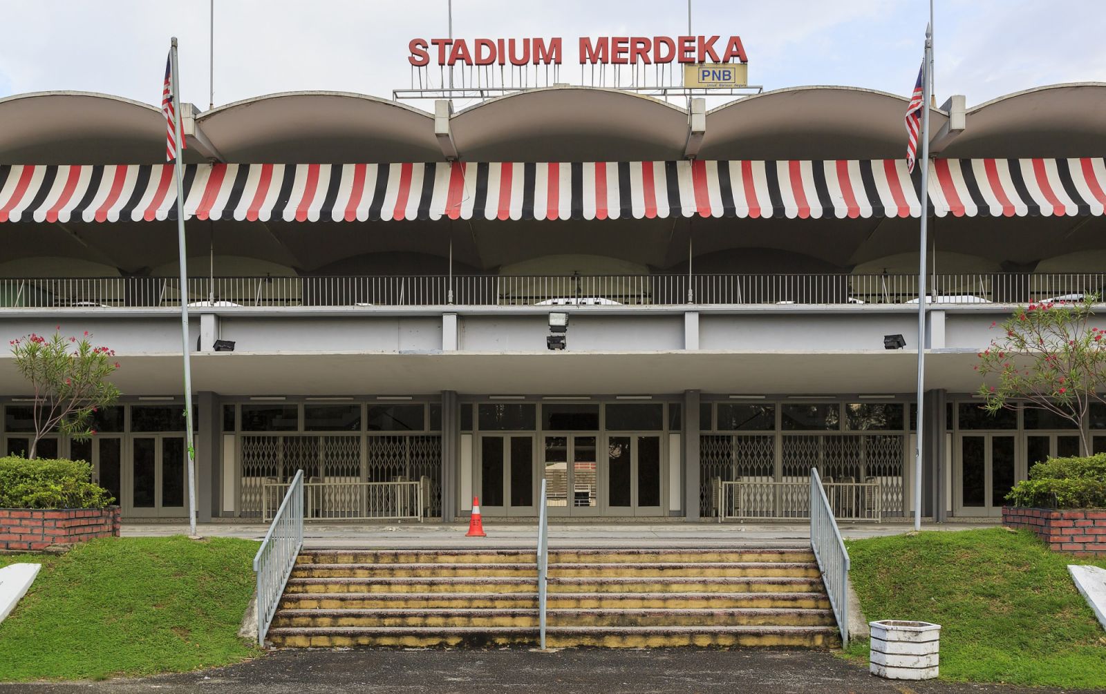 The entrance to Stadium Merdeka with the undulating room (Image: Wiki Commons/Cccefalon)