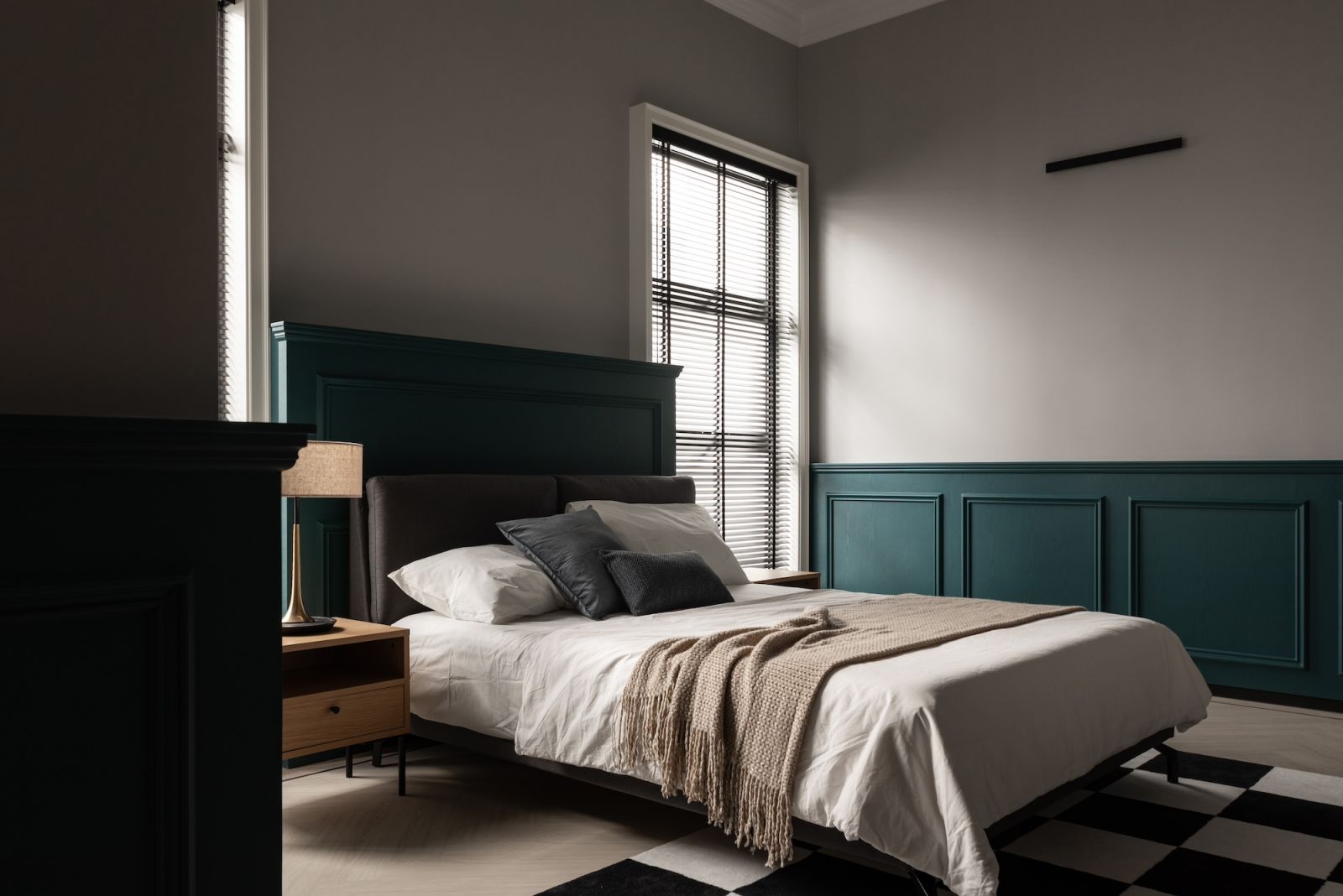 Dark green panelling for the kids room (Photo: TWJPTO)