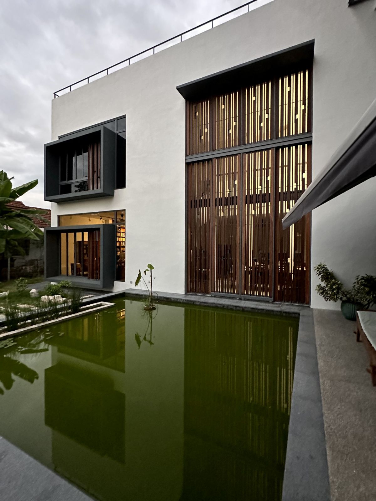 The villa embraces indoor and outdoor living (Photo: Lin Ho)