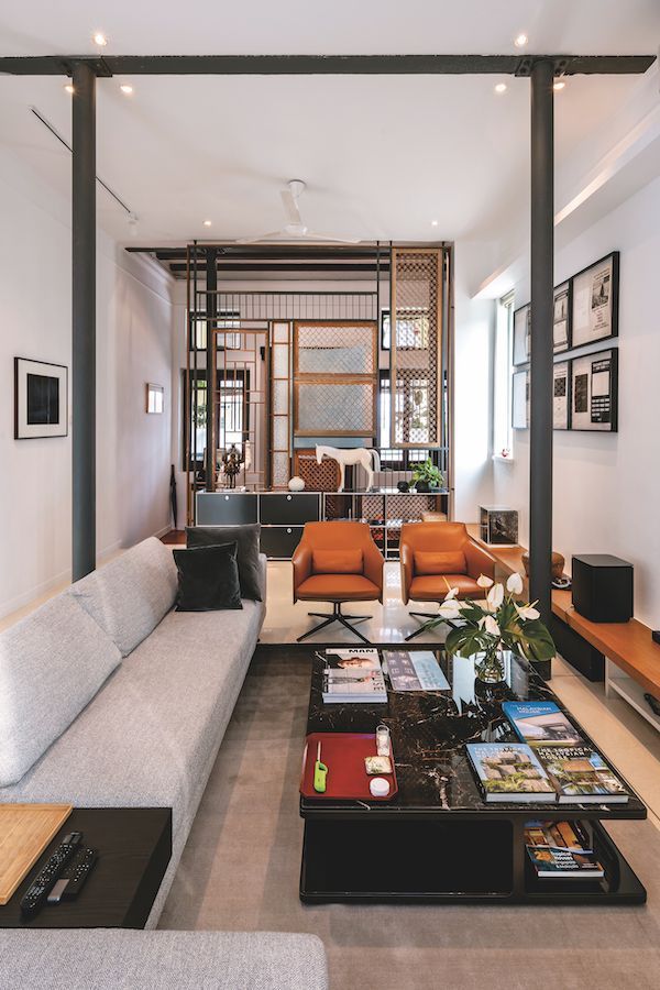 A screen separates the entrance foyer from the living room (Photo: Lin Ho)