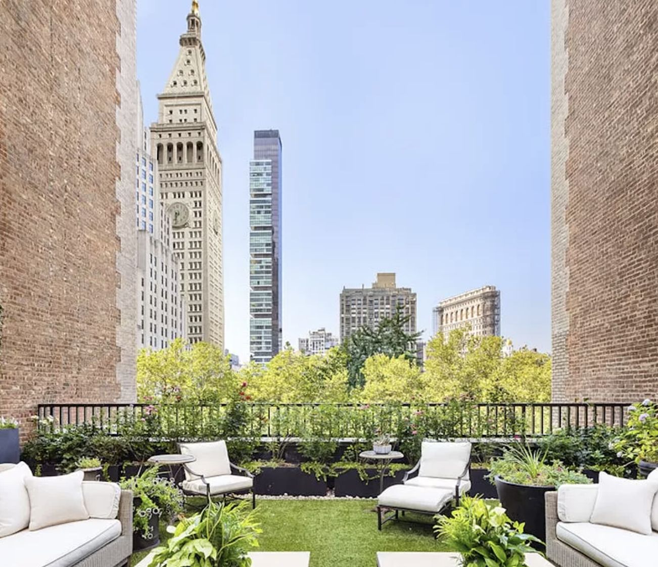 Views of the city from the home (Photo: Courtesy Brown Harris Stevens)